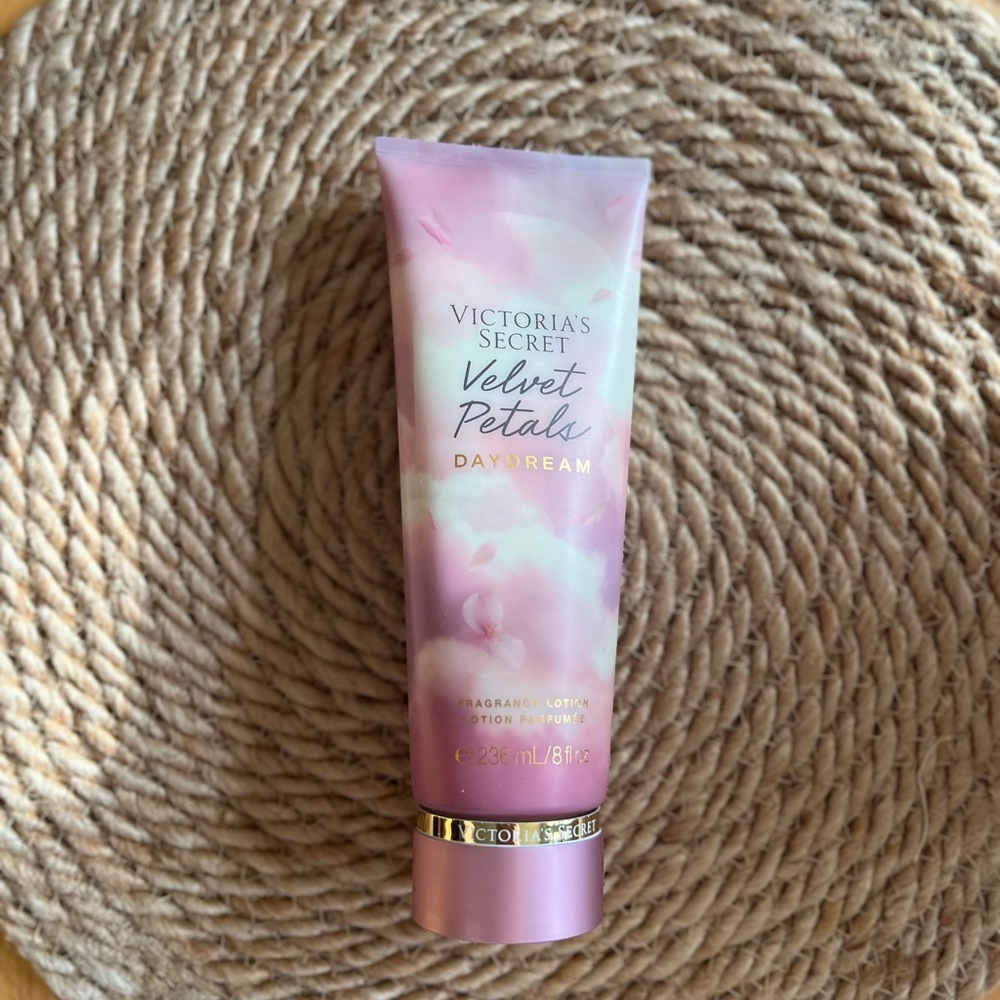 Victoria's Secret Velvet Petals Daydream Fragrance Lotion - Pink and Gold